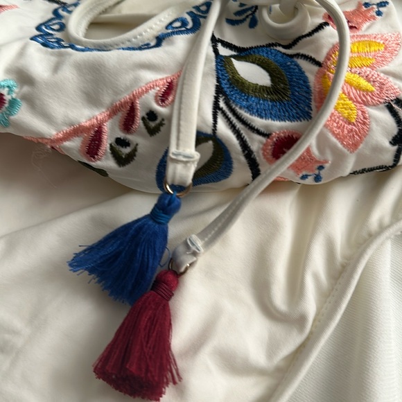 Gibson Latimer S NWT Gorgeous Embroidered White One-Piece Tie Neck Swimsuit - Picture 11 of 12